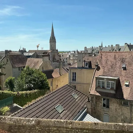 De Charme Face Au Chateau De *