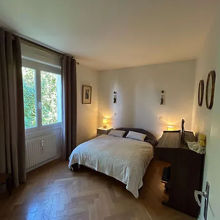 De Charme Face Au Chateau De